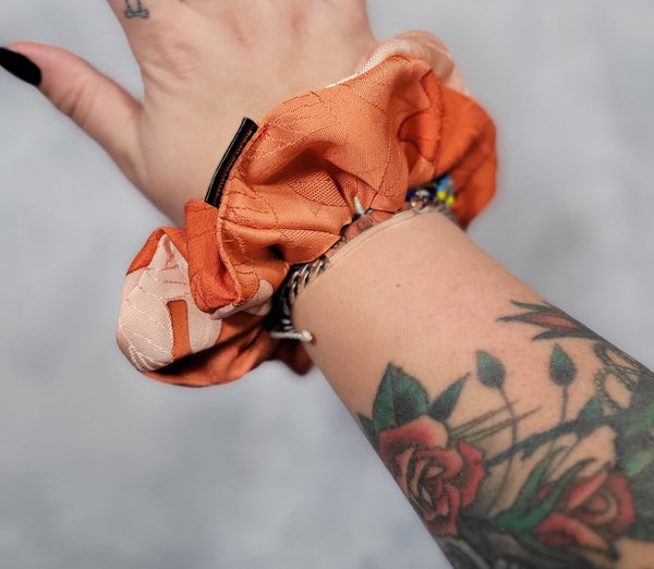 THE MARU UPCYCLED KIMONO FABRIC SCRUNCHIE  : Fall Maple Leaves